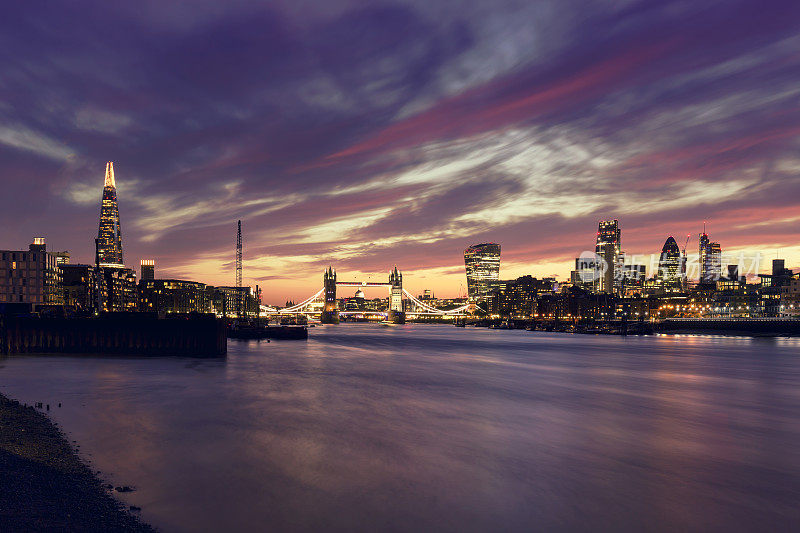 碎片大厦(Shard)、塔桥(Tower Bridge)和伦敦金融城(City of London)的夜景